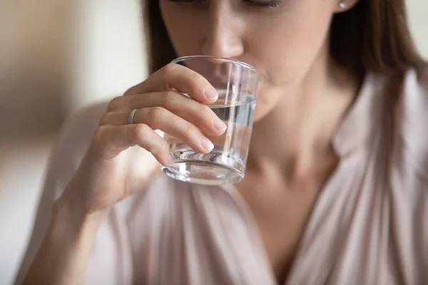 Giovane donna che beve bicchiere di acqua fresca ancora pura . — Foto Stock