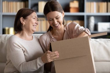 Heyecanlı aile, internet mağazasından sipariş edilen malları açıyor..