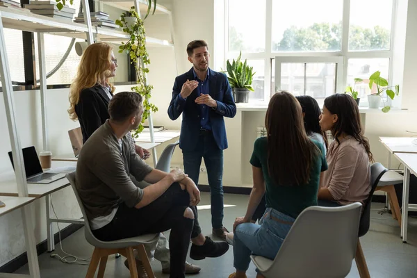 El exitoso empresario lidera la reunión de equipo con colegas multirraciales — Foto de Stock