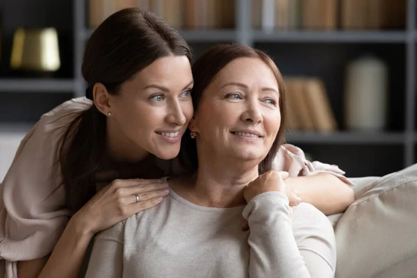 Dreamy dos generaciones de mujeres relajándose en casa . — Foto de Stock