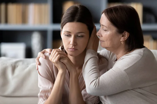 Сострадательная мать средних лет утешает стресс расстроен дочь . — стоковое фото
