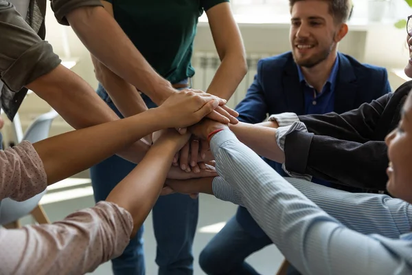 Överlycklig kollegor stack händerna engagerade i teambuilding aktivitet — Stockfoto