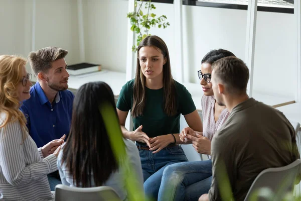 Diversas personas se sientan en círculo comparten ideas juntas — Foto de Stock