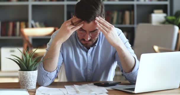 Hombre deprimido sintiéndose preocupado por problemas financieros haciendo papeleo — Vídeos de Stock