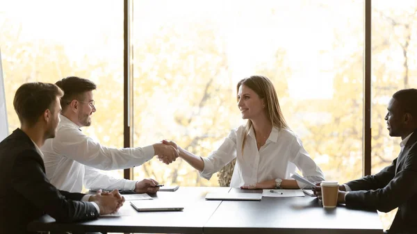 Mulher empresária gerente executivo apertando as mãos com clientes corporativos . — Fotografia de Stock