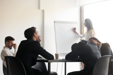 Sıkılmış motivasyonsuz çeşitli çalışanlar ilgisizliği hissediyorlar..