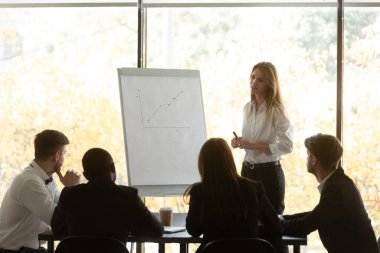 Eğitici seminer veren kendinden emin genç bayan konuşmacı.