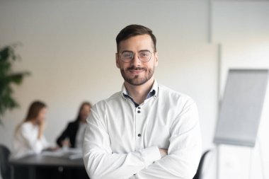 Kendinden emin, mutlu, genç bir erkek yönetici portresi..