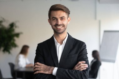 Kendinden emin genç iş adamının portresi..