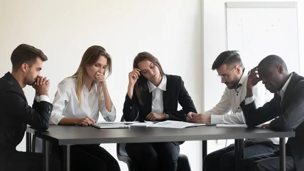 Grupo alterado por exceso de trabajo de diversas personas insatisfechas con los resultados del trabajo . —  Fotos de Stock