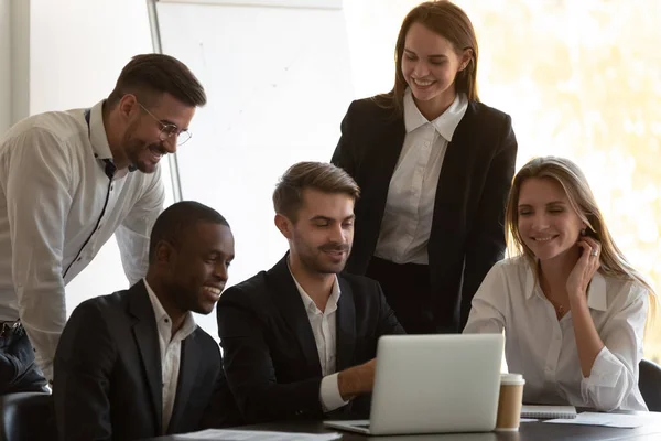 Felices empleados de raza mixta mirando la pantalla del ordenador . — Foto de Stock