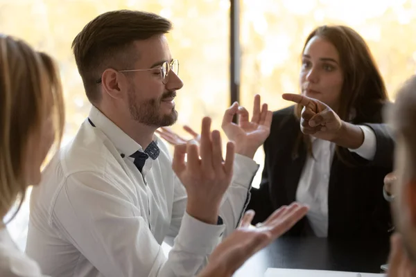 Jeune employé résistant au stress se calmer tandis que ses collègues lui reprochent . — Photo