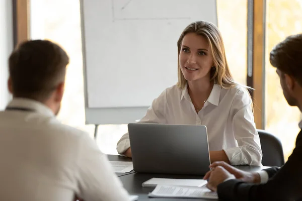 Hoofd schot gelukkig vrouwelijke teamleider deelnemen aan vergadering. — Stockfoto