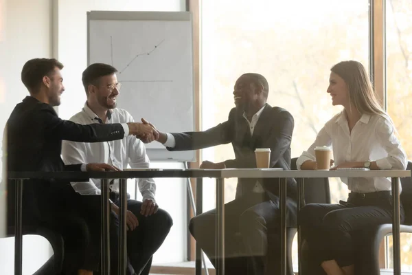 Socios multirraciales celebran reunión de negociación en la oficina . — Foto de Stock