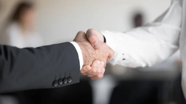 Dos hombres de negocios que se estrechan las manos . — Foto de Stock