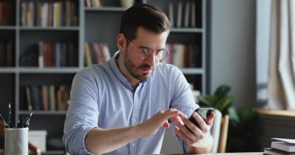 Empresario profesional que utiliza el mensaje de texto de teléfonos inteligentes modernos en la oficina — Vídeo de stock