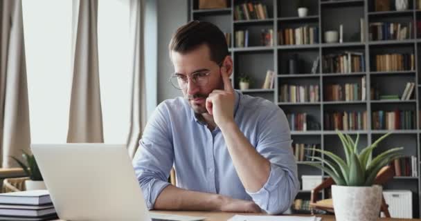 Hombre de negocios concentrado pensando en la solución de problemas de trabajo en el ordenador portátil — Vídeos de Stock