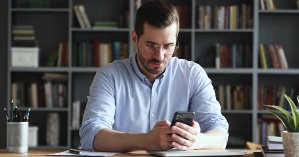 Amazed happy businessman receiving sms message reading good news — Αρχείο Βίντεο