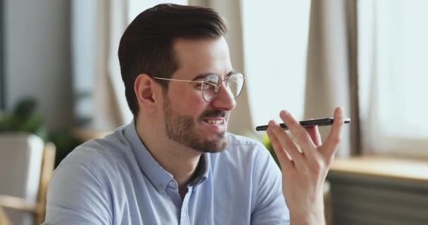 Lykkelig ung mand bruger har mobil samtale på højttalertelefon – Stock-video