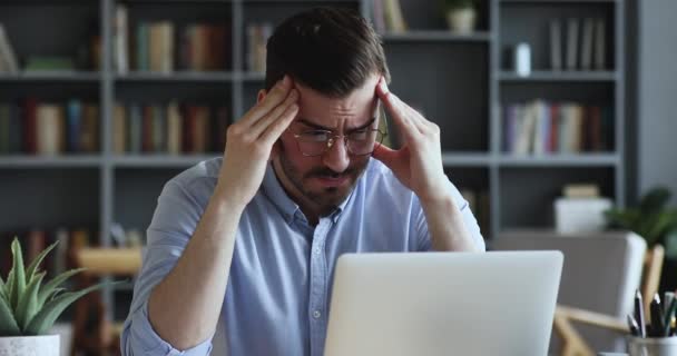 Stressad frustrerad affärsman lider av stark huvudvärk attack på arbetsplatsen — Stockvideo