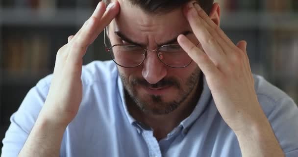 Больной стресс человек чувствует сильную головную боль, вблизи зрения — стоковое видео
