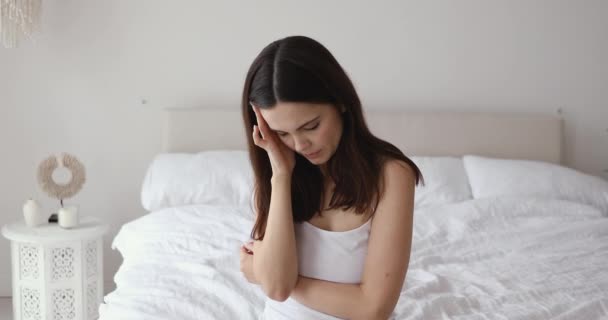 Verstoorde vrouw wakker liggen in bed last van slapeloosheid hoofdpijn — Stockvideo