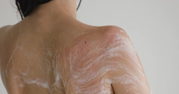 Young woman washing back taking shower, close up view — Stock Video