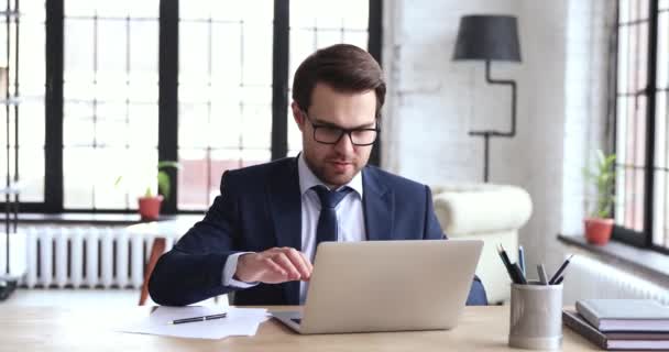 Empresário feliz satisfeito terminou o trabalho fazendo pausa relaxante no local de trabalho — Vídeo de Stock