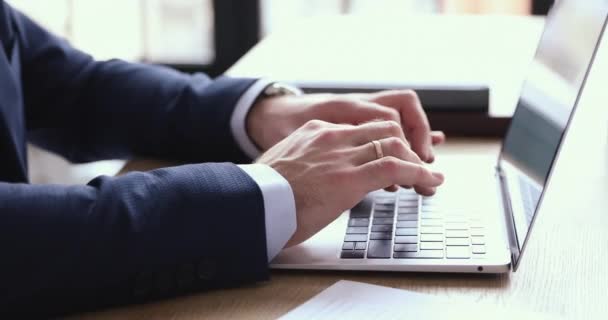 Businessman wearing suit typing on computer keyboard, close up view — ストック動画