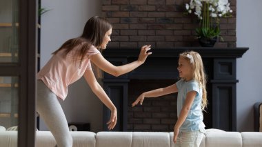 Mutlu anne ve küçük kız evde oynuyorlar.