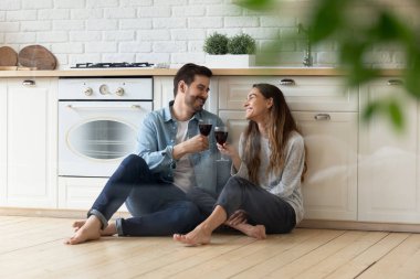 Mutfakta kadeh tokuşturan mutlu çift.