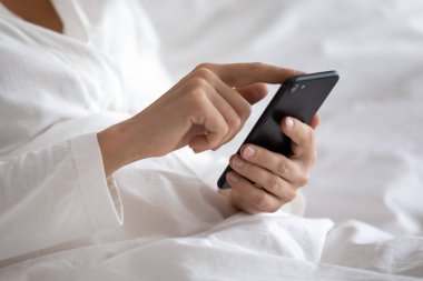 Kadınların elindeki akıllı telefona odaklan..