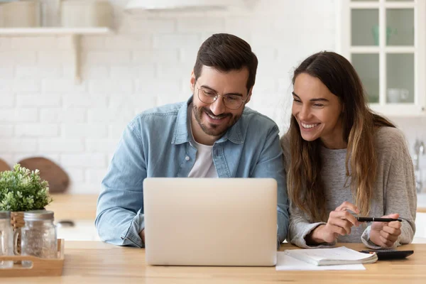 Gelukkig jong stel planning budget, lezen goed nieuws — Stockfoto