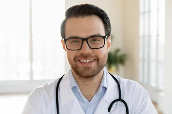 Kopfschuss aus nächster Nähe lächelnder Arzt in Brille. — Stockfoto