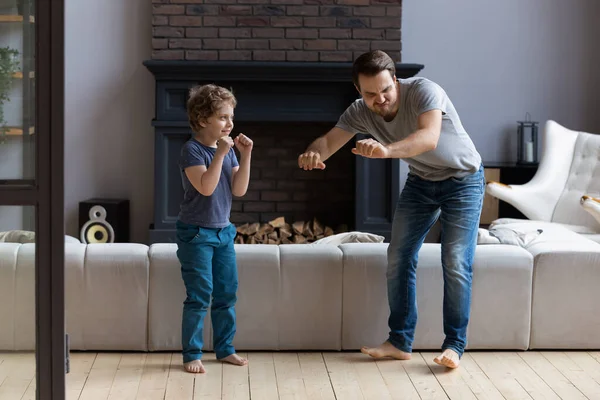 Mladý otec a malý syn tančí doma — Stock fotografie