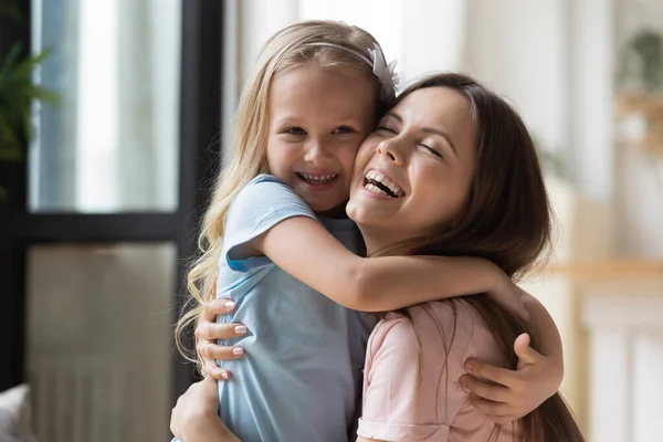 Overblij mam en kleine dochter knuffelen tonen liefde — Stockfoto