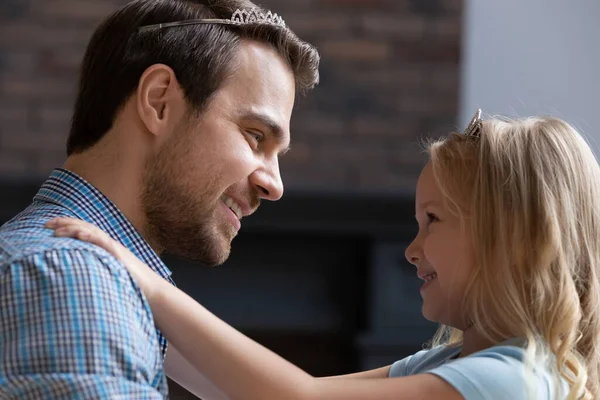 Feliz padre joven y niña jugar niña juego — Foto de Stock