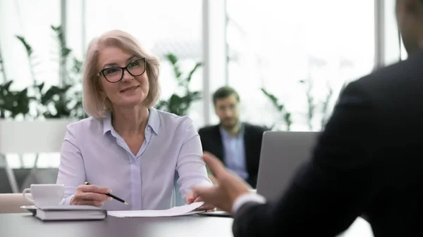 Usmívající se senior businesswoman vést rozhovor s kandidátem — Stock fotografie