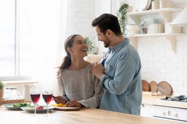 Mutlu çift mutfakta yemek hazırlıyor.