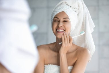 Güzel genç bayan diş macununun beyazlatılmasından memnun..