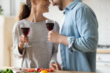 Mutlu çiftimizi kapatıyoruz, şarap içiyoruz, romantik buluşmanın tadını çıkarıyoruz.