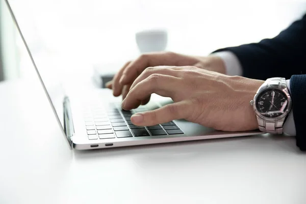 Successful businessman texting working on modern laptop — Stock Photo, Image