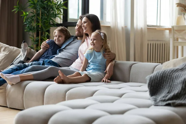 Счастливая семья с детьми расслабиться смотреть кино — стоковое фото