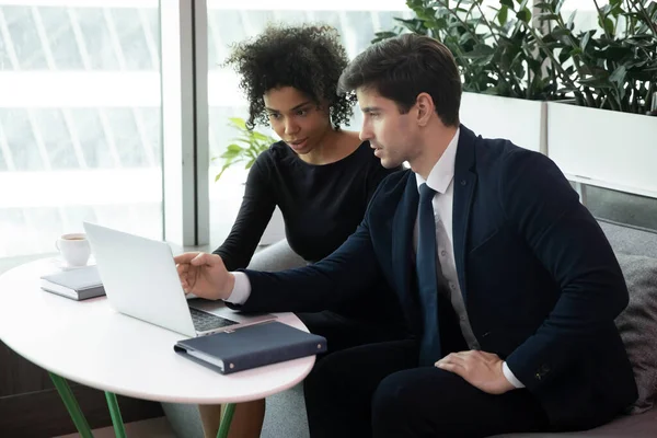 Multirassische Mitarbeiter arbeiten am Laptop — Stockfoto