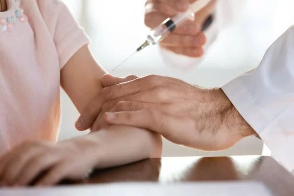 Professional medical worker making vaccination prick to little patient. — Stock Photo, Image