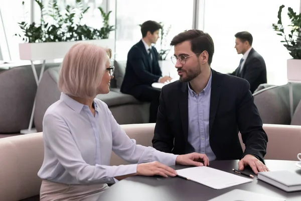 Olika företagare diskuterar företagsprojekt vid genomgång tillsammans — Stockfoto