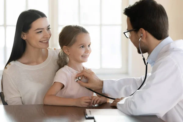 Angenehmer Arzt hört Herzschlag-Lungen von kleinem Patienten. — Stockfoto