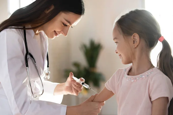 Arts maakt vaccinatie prik aan kleine kleuter. — Stockfoto
