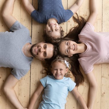 Mutlu aile görüşü birlik içinde el ele tutuşuyor.