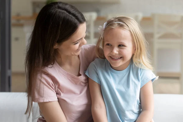 Maman souriante et petite fille profiter du temps ensemble — Photo